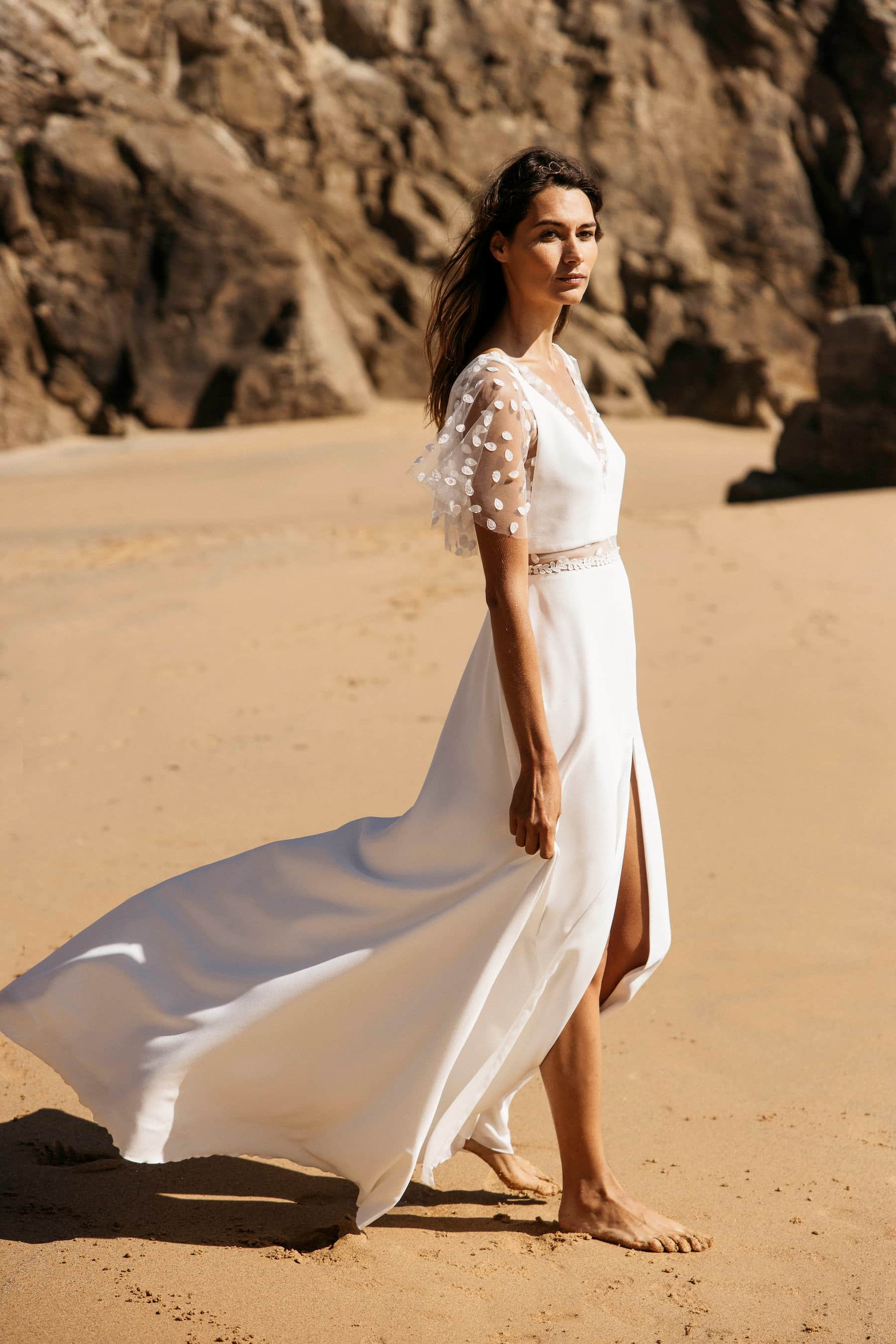 Brautkleid mit langärmligen Oberteil aus französischer Spitze in großem Muster