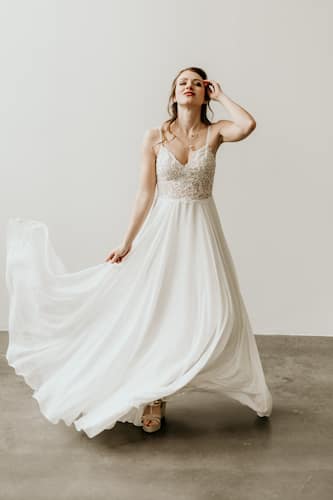 Sexy Brautkleid mit Schlitz am bein und transparenten Spitzenoberteil