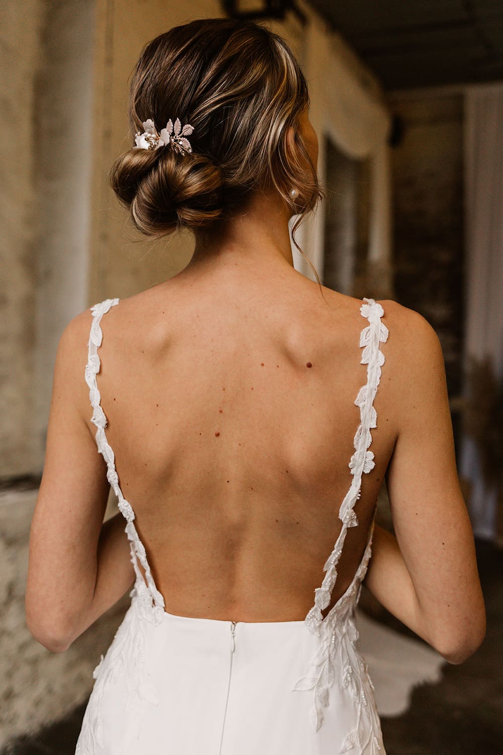 Brautkleid mit filigraner Spitze,seitlichen Cut-outs und Softtüllrock