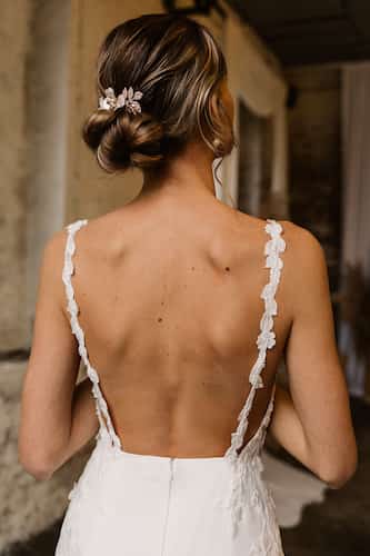 Brautkleid mit filigraner Spitze,seitlichen Cut-outs und Softtüllrock