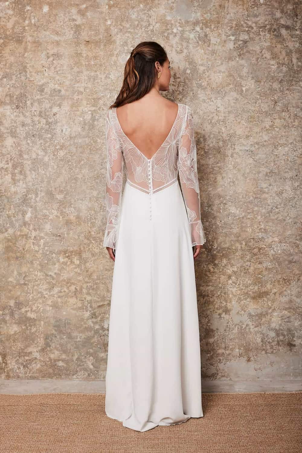 Brautkleid mit langärmligen Oberteil aus französischer Spitze in großem Muster und körpernahen Schnitt