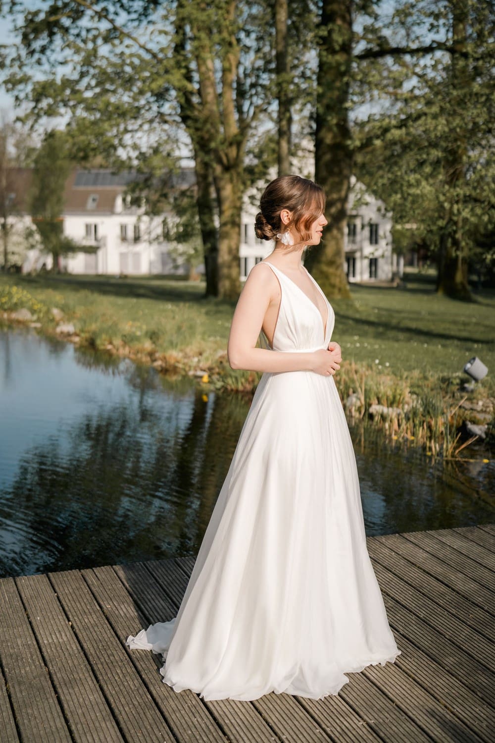 Brautkleid mit langärmligen Oberteil aus französischer Spitze in großem Muster und körpernahen Schnitt