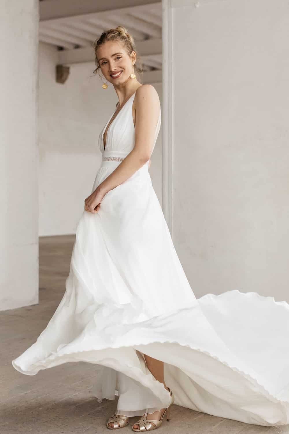 Brautkleid mit langärmligen Oberteil aus französischer Spitze und transparenz am Rücken