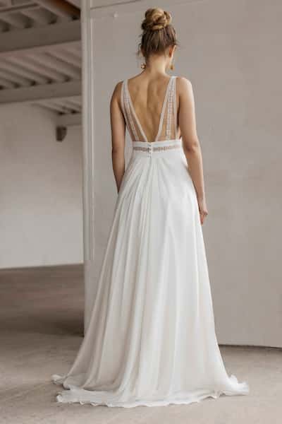 Brautkleid mit langen Spitzenärmeln und transparenz am Rücken mit tiefem Ausschnitt