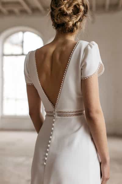 Brautkleid mit langärmligen Oberteil aus französischer Spitze in großem Muster