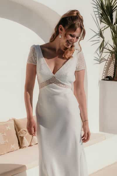Schlichtes Brautkleid mit kurzen Ärmeln und transparenter Cut-out Linie an der Taille