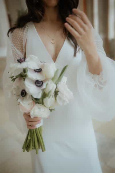Schlichtes Brautkleid mit Spitzeärmelchen und Taillenband