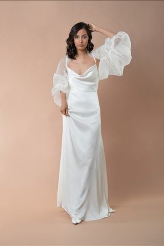 cleanes Brautkleid aus Satin mit V-Ausschnitt und fließendem Rock an Frau mit Schleier und Brautstrauß 