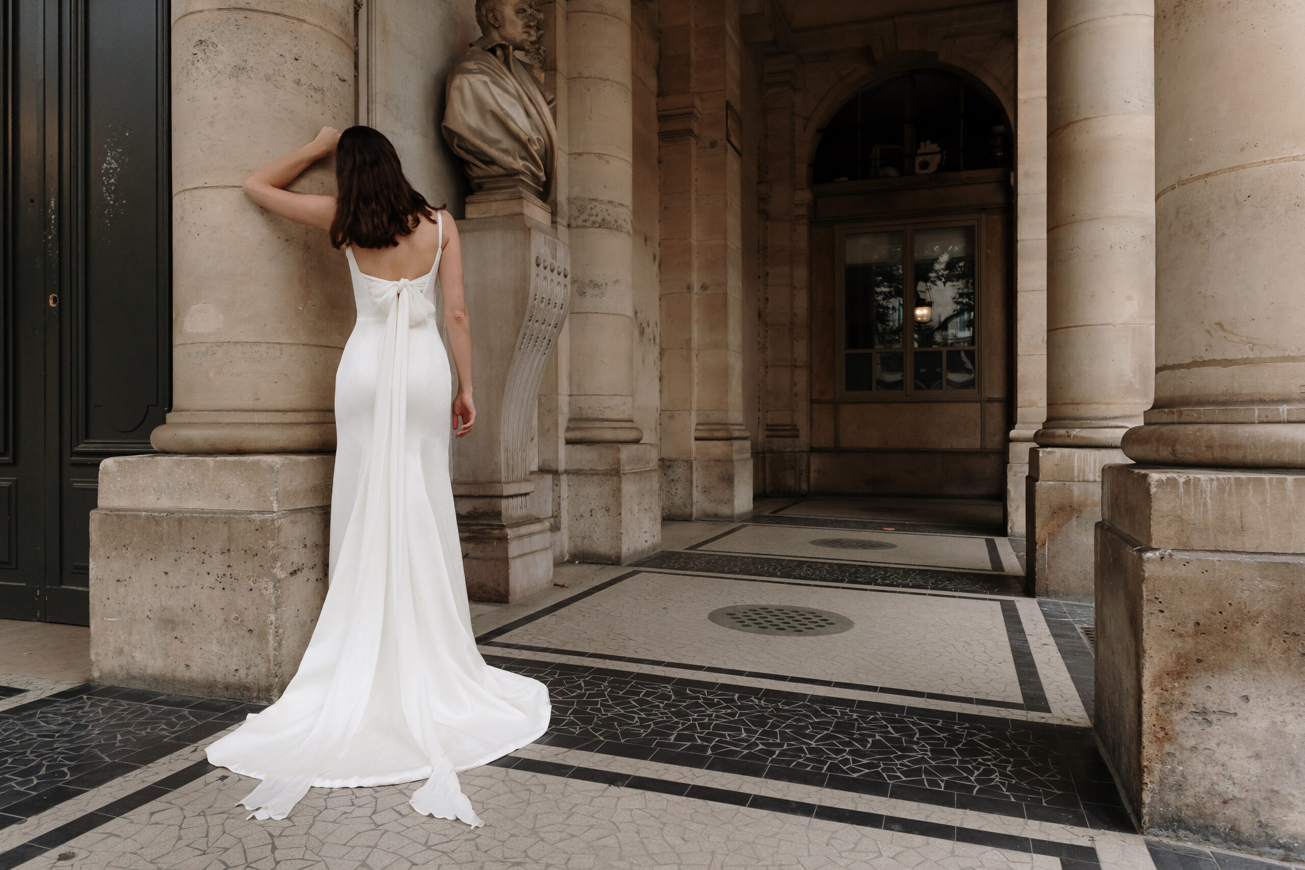 Enges Brautkleid mit Schleifendetail am Rücken