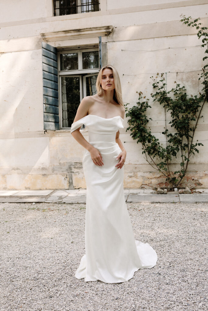 Fit&Flare Brautkleid mit Carmenärmeln und Drapierung im Oberteil und am Rock
